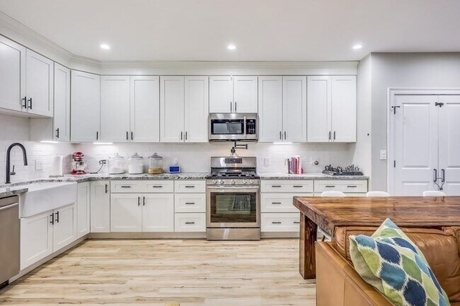 Foto del edificio - 142 W 8th St