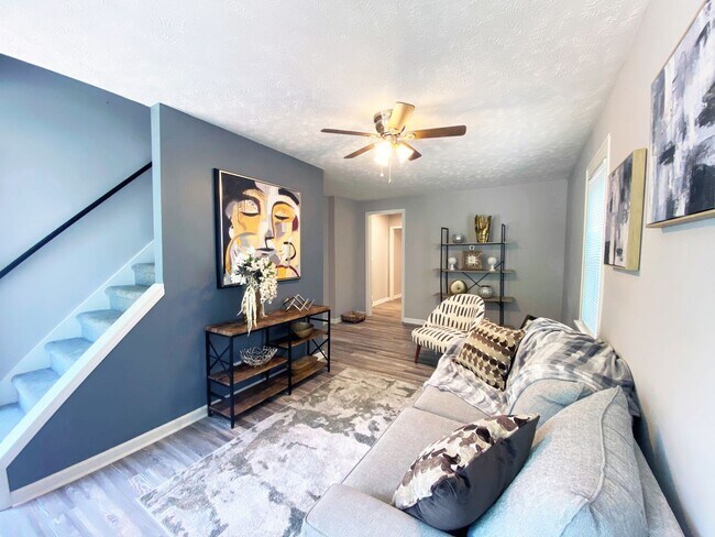 Foto del edificio - 3 Bed and 1 Bath Colonial for Rent in Oakwood Villiage!