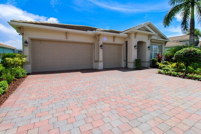 Foto del edificio - ***STUNNING-NAPLES RESERVE***POOL HOME***FULLY FURNISHED SEASONAL***3 BEDS /3 BATH***AMAZING AMEN...