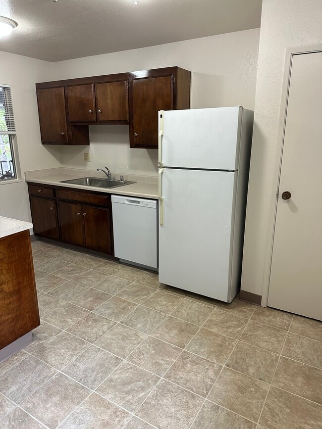 Building Photo - 834 Carlita Cir