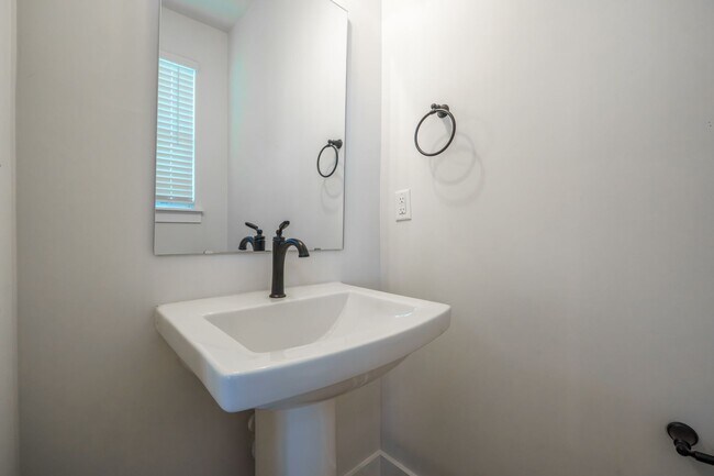 Building Photo - 608 Old Dominion Dr