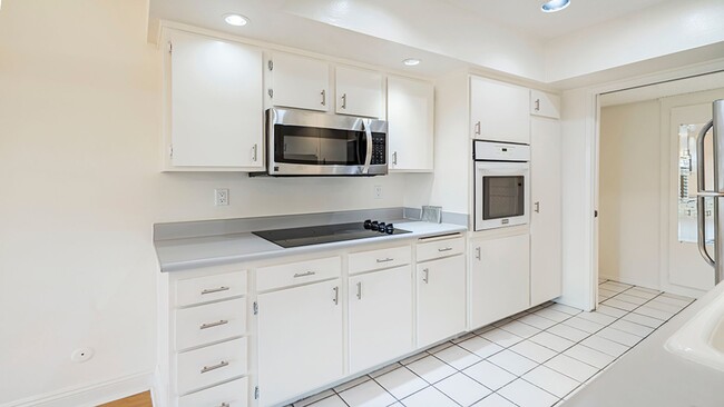 Building Photo - Luxury Penthouse Newly Renovated 1 Bed + D...