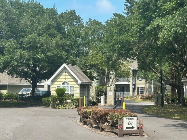 Building Photo - Gorgeous 2 bed/2 bath located in gated community!