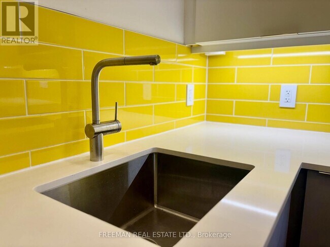 Building Photo - 122 Pendrith St