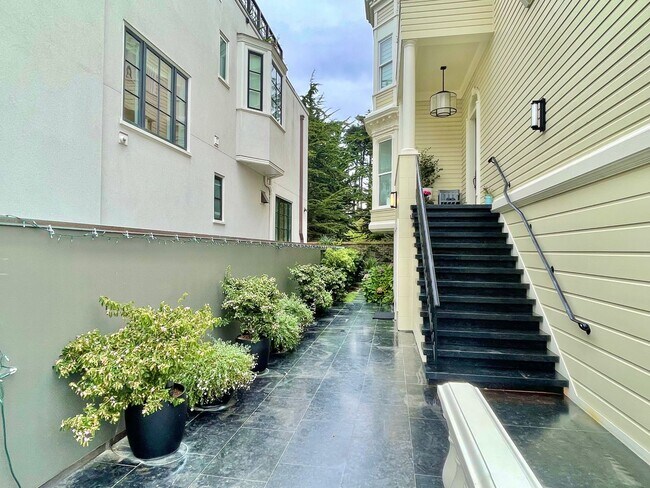 Building Photo - STUNNING 5BR/3.5BA Presidio Heights Home! ...