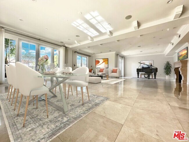 Foto del edificio - 208 S Lasky Dr