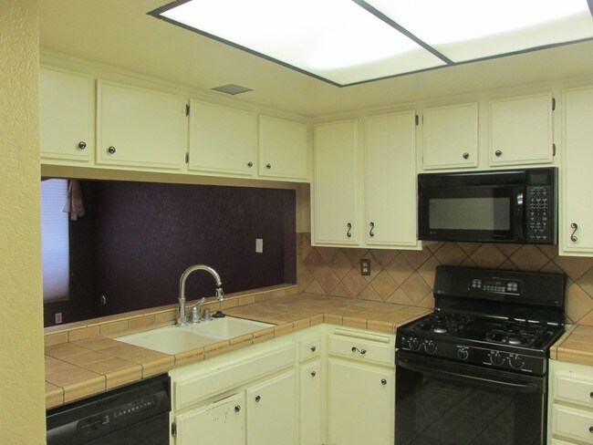 Building Photo - 442 Elsmere Dr