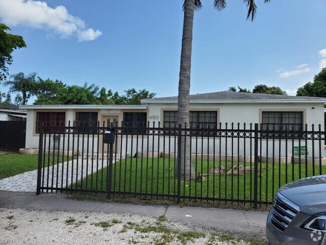 Building Photo - 450 NE 158th St