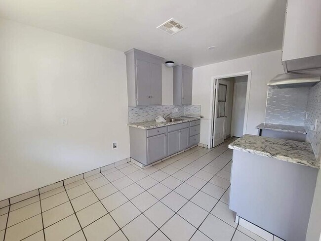 Unit 936 Kitchen - 936 Sherman St