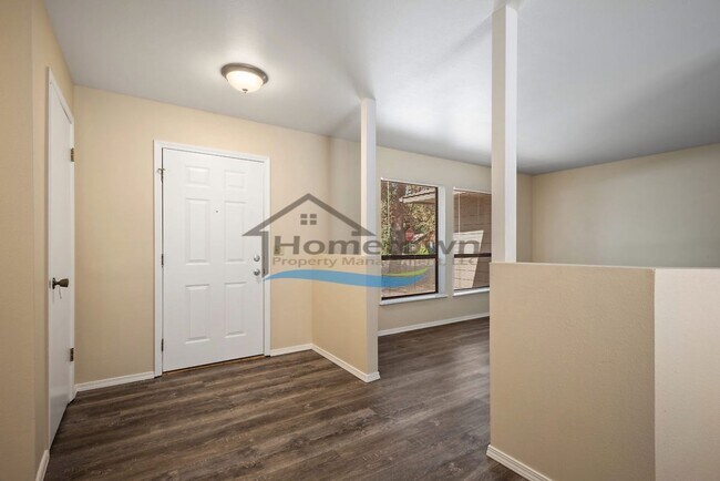 Building Photo - 2 Bed 1 Bath Home w/Garage Close to Downto...