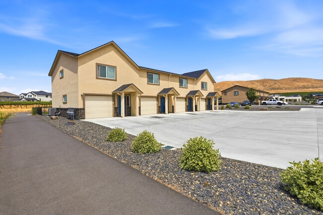 Building Photo - West Vine Townhomes