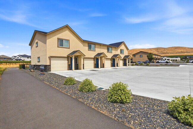 Foto del edificio - West Vine Townhomes