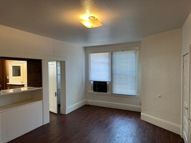 Building Photo - 830 N Van Buren St