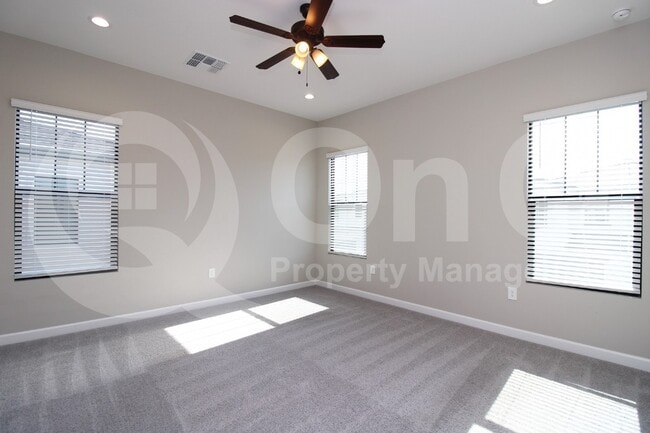 Foto del edificio - 4811 E Village Dr