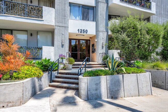 Foto del edificio - 1250 S Beverly Glen Blvd