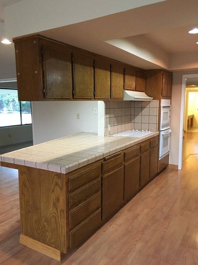 Foto del edificio - POOL!  Nice 3+2.5 Southwest Bakersfield - Laurelglen Area