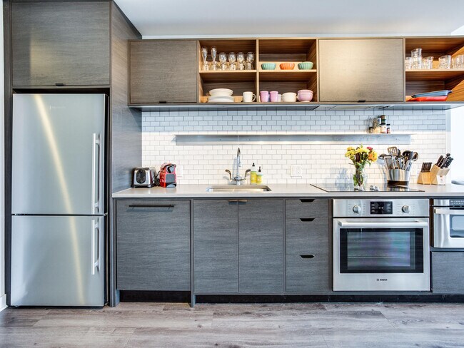 Cocina con electrodomésticos de acero inoxidable - 2030 8th St NW
