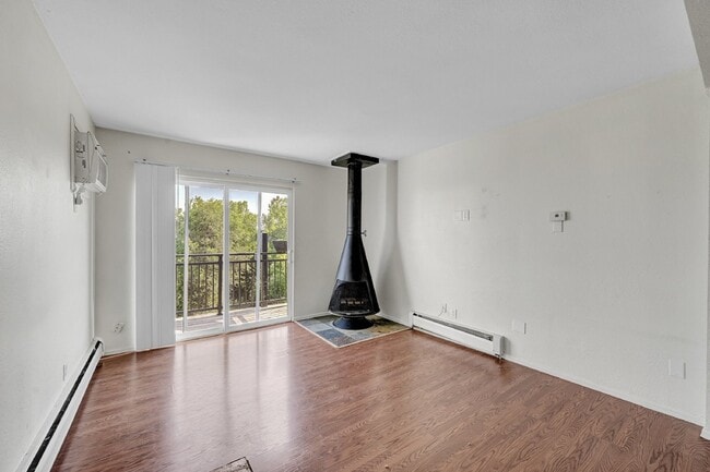Foto del edificio - $1,240.95 with $300.00 OFF First Month's Rent- 1 Bedroom, 1 Bathroom, Condo in Denver with Cozy F...