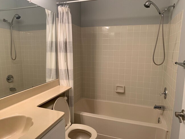 Hallway common bathroom - 18 Powell Ct