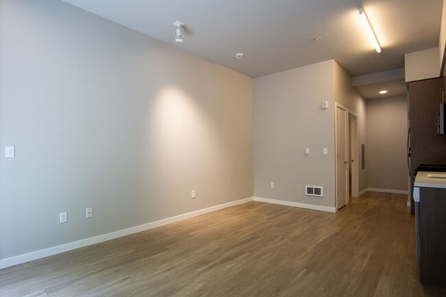 Building Photo - *FREE RENT* Sellwood-Great Modern Studio w...