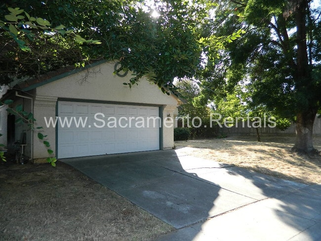 Building Photo - Spacious 4bd/2.5ba Elk Grove Home with 2 C...