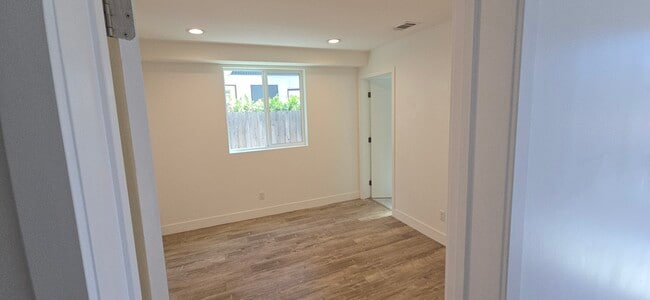 Dormitorio en planta baja, oficina - con baño - 2 armarios - 10925 Hesby St