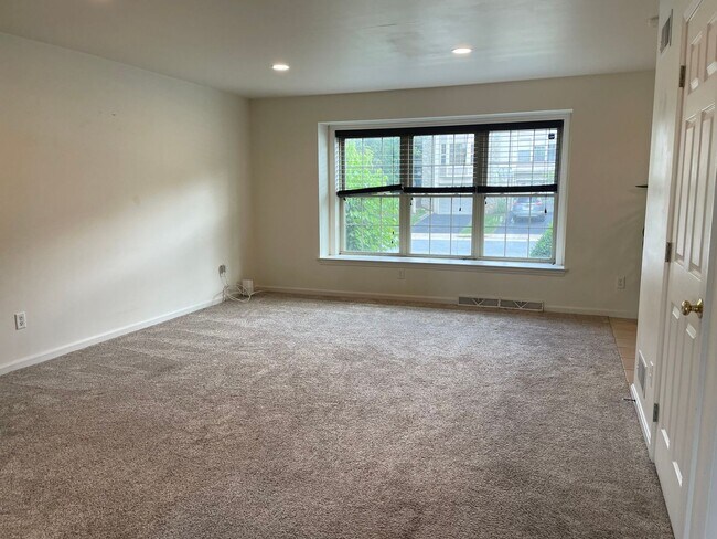 Building Photo - Beautiful Luxury Townhome in Lancaster