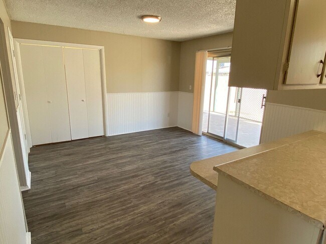 Foto del edificio - Single Level, Fresh Paint, New Laminate Fl...