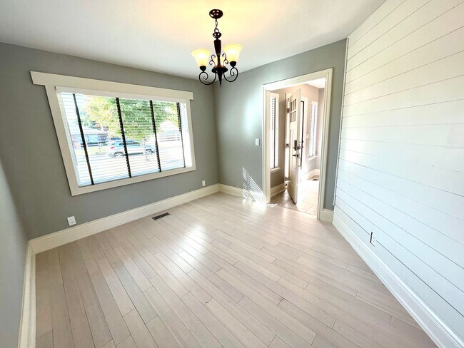 Foto del edificio - AVAILABLE NOW!