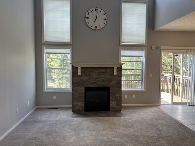 Building Photo - Beautiful 4 bedroom end unit townhome