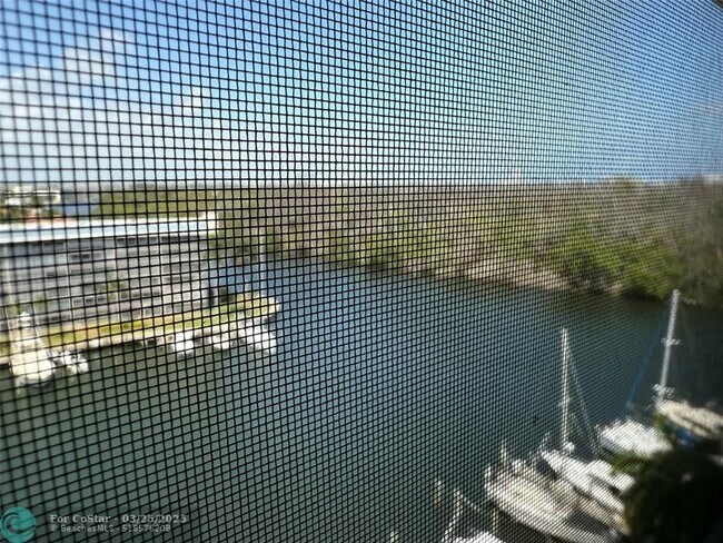 Foto del edificio - 1523 E Hillsboro Blvd