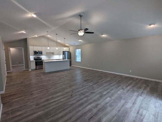 Building Photo - 4 Bedroom Home With An Open Floor Plan In ...