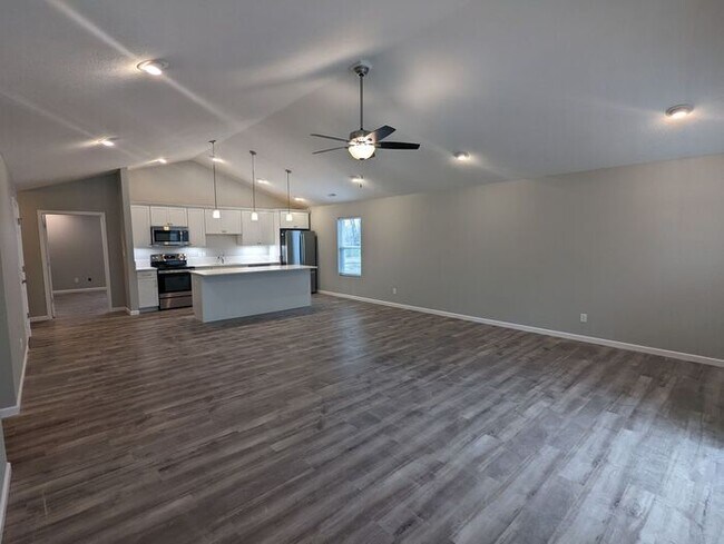 Foto del edificio - 4 Bedroom Home With An Open Floor Plan In ...