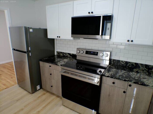 Building Photo - Spacious 4 bedrooms and 3 baths with vanity off 90th & Wornall Road in sought out WALDO AREA near...