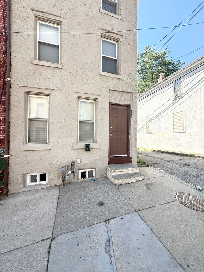 Building Photo - 613 Walnut St