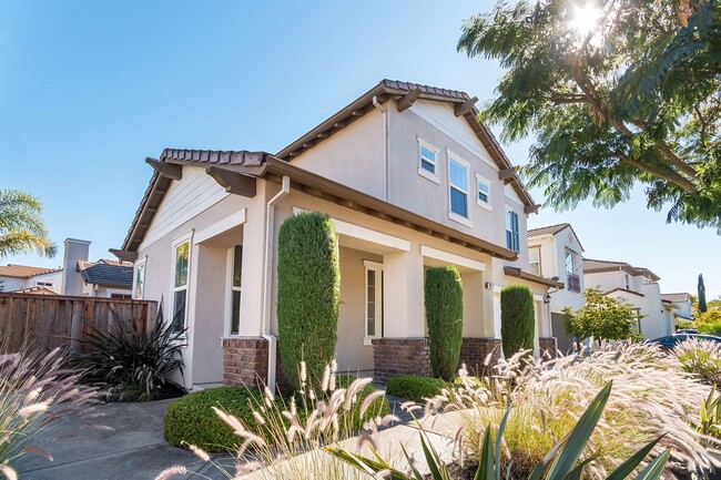 Building Photo - Start the New Years in this spacious home ...