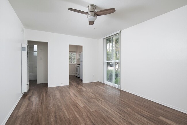 Building Photo - The Perfect 2 BR for Beach Lovers! Only 1 ...