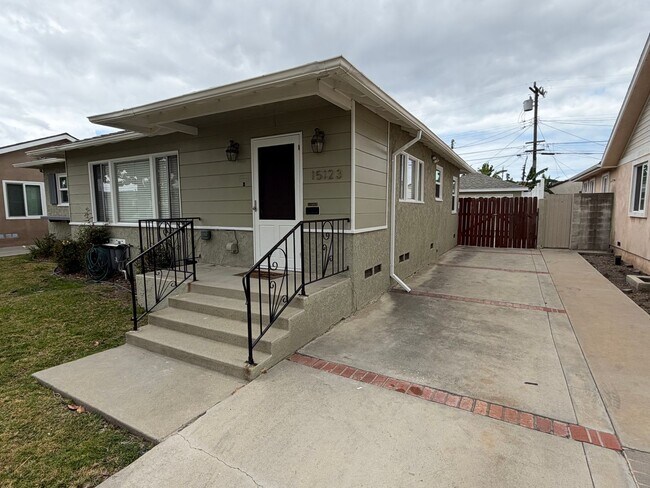 Foto del edificio - 3-Bedroom Home for Rent in El Camino Village | 2-Car Garage & Private Backyard