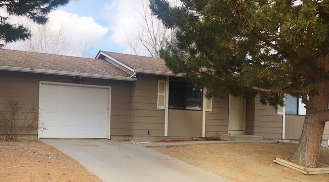 Building Photo - 4 Bedroom / 2 Bath / 1 Car garage