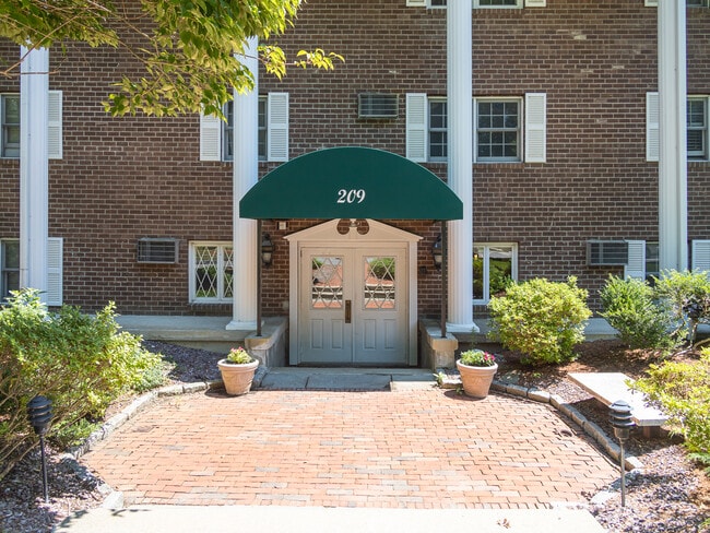 Building Photo - 209 Great Rd