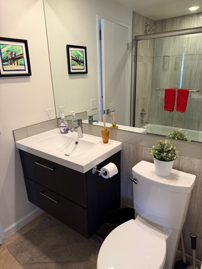 Foto del edificio - 255 S Avenida Caballeros