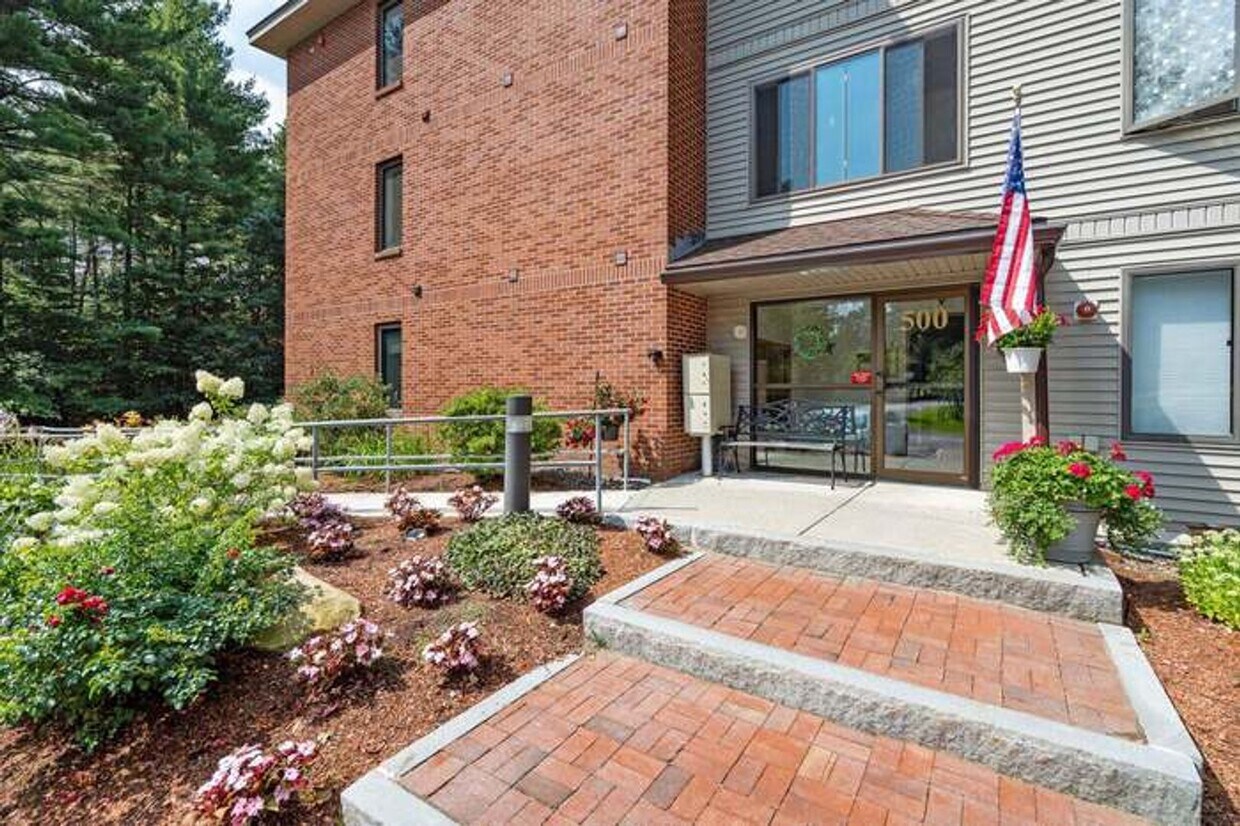 Primary Photo - First floor 2 bedroom, 2 bath garden style...