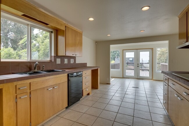Building Photo - Water View Kirkland home West of Market st...