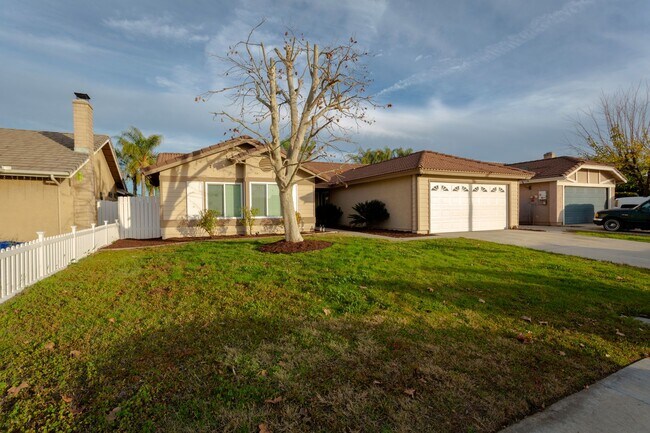 Building Photo - AVAILABLE NOW! 4 Bedroom, Single Story Hom...