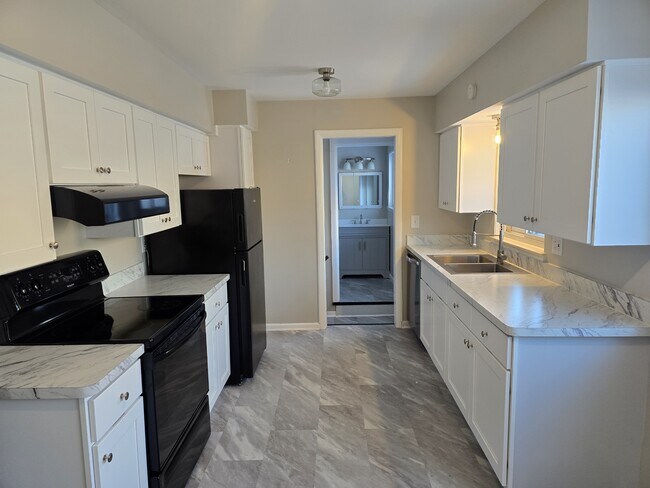 Building Photo - 1111 N Kenwood Ave