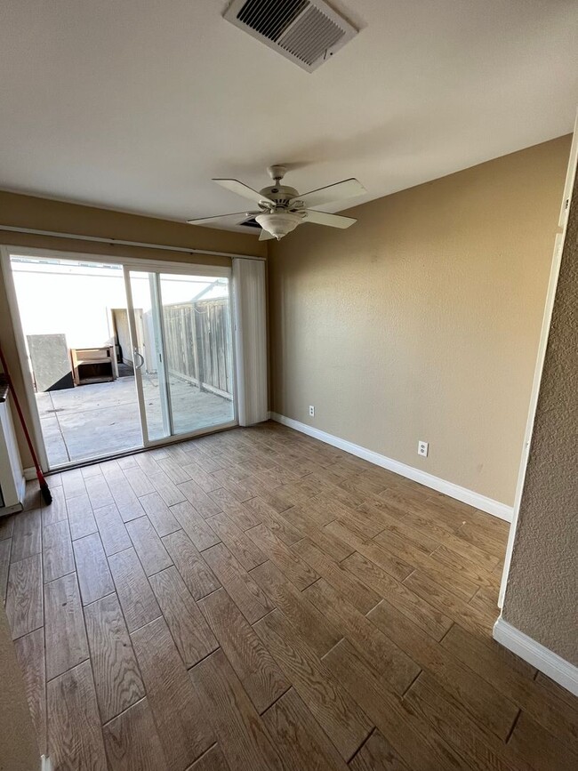 Foto del edificio - Spacious 3-Bedroom Townhome in Beautiful O...