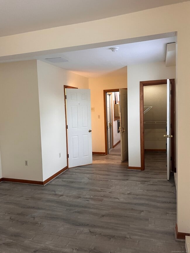 Foto del edificio - 49 Ledyard Ave