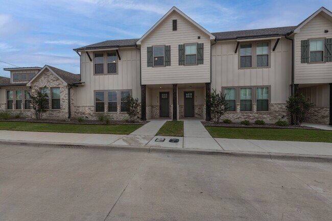 Foto del edificio - Fenced yard and two car garage!