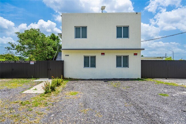 Foto del edificio - 21845 Goulds Ave