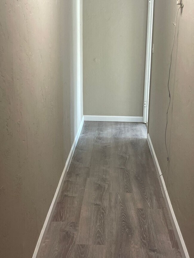 Building Photo - 712 W Hammond Ave